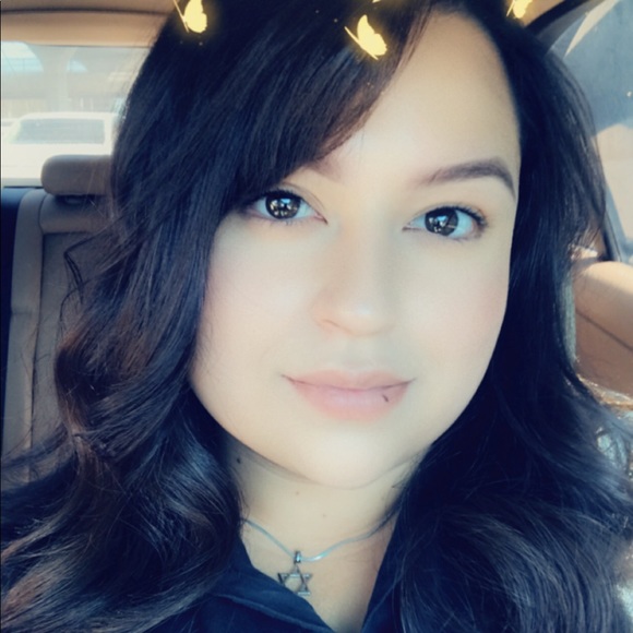 Meet your Posher, Cynthia - Picture 1 of 1